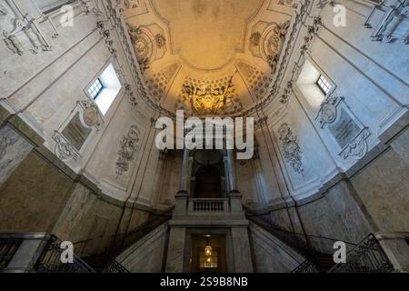 Stoccolma, Svezia - 2 agosto 2024: Il Palazzo reale (Kungliga slotten). Il Palazzo reale di Stoccolma è la residenza ufficiale di sua Maestà il Re. Foto Stock