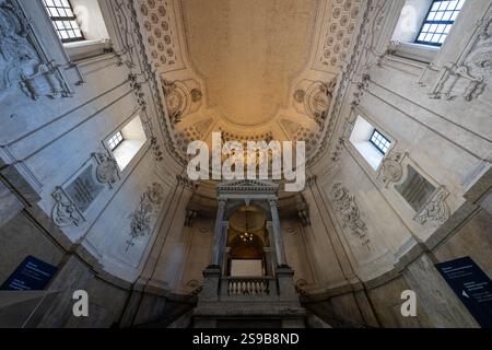 Stoccolma, Svezia - 2 agosto 2024: Il Palazzo reale (Kungliga slotten). Il Palazzo reale di Stoccolma è la residenza ufficiale di sua Maestà il Re. Foto Stock