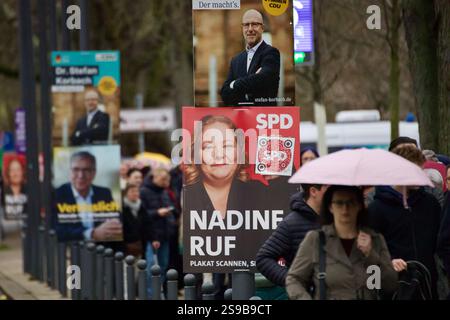 Wiesbaden, Germania. 25 gennaio 2025. Cittadini tedeschi partecipano ad un evento in cui il Cancelliere tedesco Olaf Scholz (SPD) tiene un discorso a Wiesbaden. Foto Stock