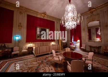 Stoccolma, Svezia - 2 agosto 2024: Il Palazzo reale (Kungliga slotten). Il Palazzo reale di Stoccolma è la residenza ufficiale di sua Maestà il Re. Foto Stock