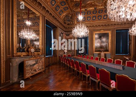 Stoccolma, Svezia - 2 agosto 2024: Il Palazzo reale (Kungliga slotten). Il Palazzo reale di Stoccolma è la residenza ufficiale di sua Maestà il Re. Foto Stock
