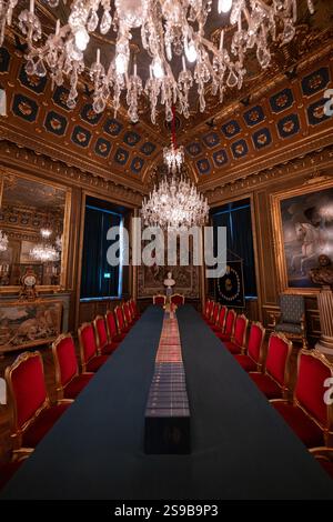 Stoccolma, Svezia - 2 agosto 2024: Il Palazzo reale (Kungliga slotten). Il Palazzo reale di Stoccolma è la residenza ufficiale di sua Maestà il Re. Foto Stock