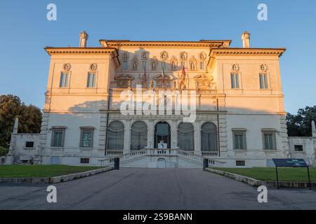 Roma - la facciata di Villa Borghese alla luce del tramonto. Foto Stock