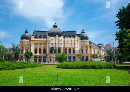 La Biblioteca Universitaria centrale di Bucarest in Romania. Statua di Carol I. Foto Stock