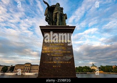 Stoccolma, Svezia - 4 agosto 2024: Veduta della statua di Gustavo III a Skeppsbrokajen. Re di Svezia. Foto Stock
