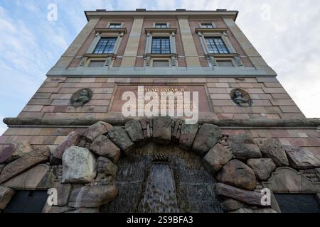 Stoccolma, Svezia - 3 agosto 2024: La cascata con la targa in onore del re Oscar II a Stoccolma, Svezia. Foto Stock