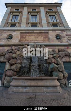 Stoccolma, Svezia - 3 agosto 2024: La cascata con la targa in onore del re Oscar II a Stoccolma, Svezia. Foto Stock