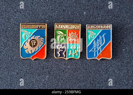 Collezione di spille in ferro. Crimea: Alushta, Bakhchisarai e Dzhankoy. Stemmi delle città. Ucraina, Kiev - 27 agosto 2024. Foto Stock