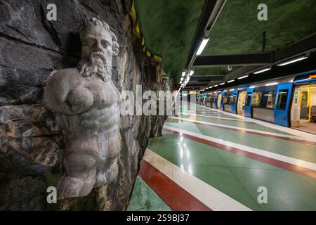 Stoccolma, Svezia - 4 agosto 2024. Vista della stazione Kungstradgarden (Giardino reale) della metropolitana nel centro di Stoccolma, Svezia. Ho aperto io Foto Stock
