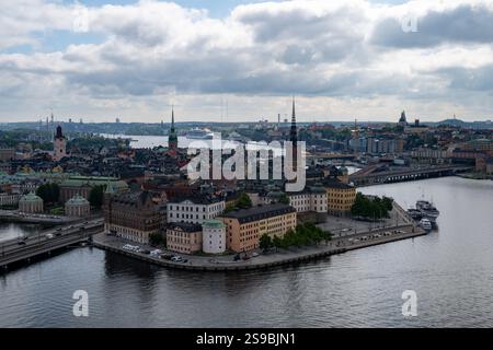 Stoccolma, Svezia - 5 agosto 2024: Edifici storici nell'affascinante centro storico di Stoccolma, Svezia. Foto Stock