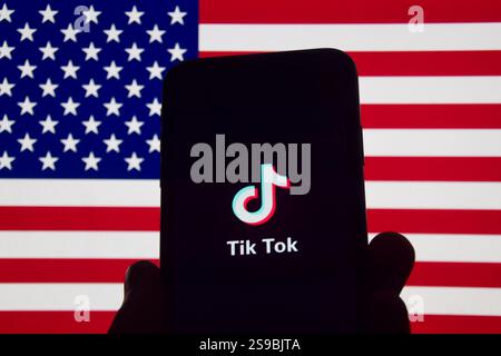 Londra, Regno Unito. 19 gennaio 2025. Logo TikTok sullo schermo del telefono e bandiera degli Stati Uniti. Il servizio è stato ora ripristinato negli Stati Uniti in seguito alla sentenza della Corte Suprema che ha confermato il divieto dell'app dei social media di proprietà cinese. Credito: Vuk Valcic/Alamy Foto Stock