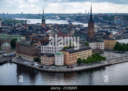 Stoccolma, Svezia - 5 agosto 2024: Edifici storici nell'affascinante centro storico di Stoccolma, Svezia. Foto Stock