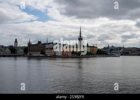 Stoccolma, Svezia - 5 agosto 2024: Edifici storici nell'affascinante centro storico di Stoccolma, Svezia. Foto Stock