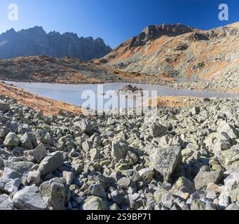 High Tatra - Slovacchia - lo sguardo al lago Zabie pleso con la vetta Satana sullo sfondo alla luce del mattino. Foto Stock