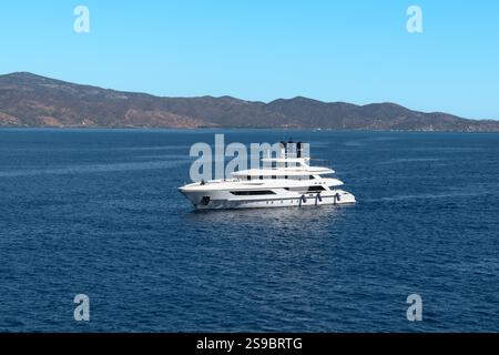 Yacht di lusso in barca a vela sul mare. Foto Stock