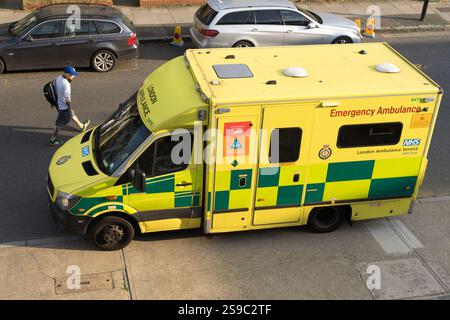 Vista dall'alto dei parchi London Emergency Ambulance sul lato della strada, in procinto di tornare a a&A dopo aver prelevato un paziente in un'abitazione terrazzata di Greenwich UK Foto Stock
