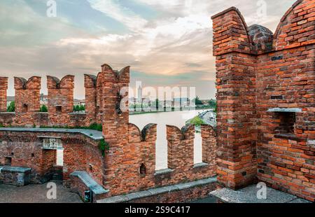 Vista della città di Verona (in Italia) e del fiume Adige dal Ponte di Castel Vecchio (noto anche come Scaligero), un ponte fortificato medievale nella città vecchia. Foto Stock