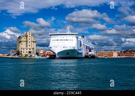 Il traghetto Moby Legacy of Moby Lines all'ancora nel porto di Livorno, ospita la città in lontananza. Foto Stock