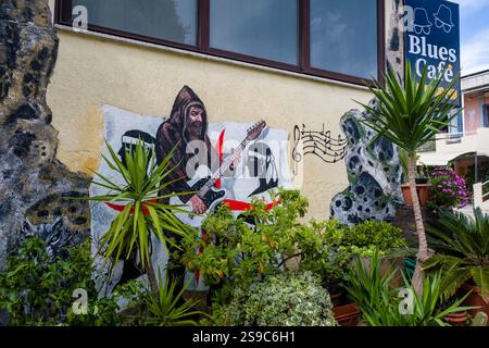 Graffiti colorati sull'edificio del Posada Blues Cafe. Foto Stock