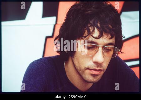 RICK WITTER, SHED SEVEN, READING FESTIVAL 98: A portrait of Rick Witter cantante dei Shed Seven backstage al Reading Festival, Inghilterra, 30 agosto 1998. Foto: Rob Watkins. INFO: Shed Seven, un gruppo indie rock britannico formato nel 1990, è salito alla ribalta nell'era Britpop degli anni '90. Successi come "Chasing Rainbows" e album come "A Maximum High" hanno mostrato il loro suono melodico. Foto Stock