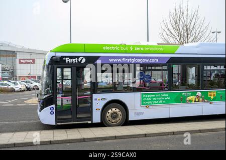 Electric First Bus parcheggiato a Braehead, fuori dal centro commerciale della città, vicino a Glasgow, Scozia, Regno Unito, Europa Foto Stock