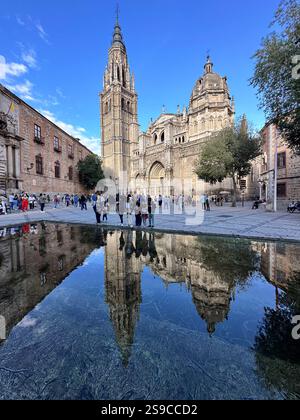 La cattedrale di Toledo si riflette in una fontana sulla Plaza del Ayuntamiento, nella città di Toledo, patrimonio dell'umanità dell'UNESCO. Ottobre 2024 Foto Stock