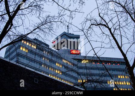 L'edificio della stazione radiofonica e televisiva pubblica RBB Rundfunk Berlin Brandenburg si trova a Berlino, in Germania, il 21 gennaio 2025. (Foto di Emmanuele Contini/NurPhoto) Foto Stock