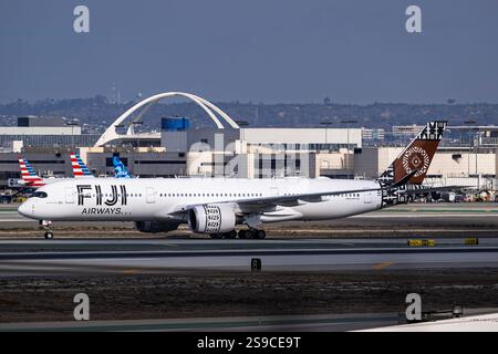 Aeroporto internazionale di Los Angeles Aeroporto 1-18-2025 Inglewood, CA USA Fiji Airways Airbus A350-900 DQ-FAM arrivo al 25L all'Aeroporto Internazionale di Los Angeles Foto Stock