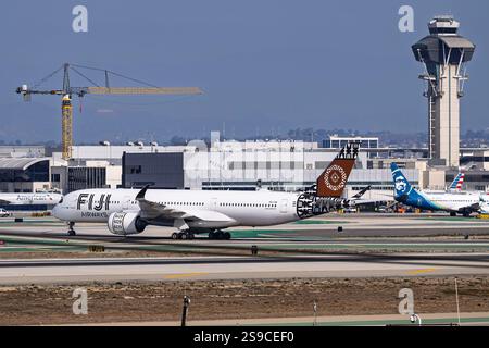 Aeroporto internazionale di Los Angeles Aeroporto 1-18-2025 Inglewood, CA USA Fiji Airways Airbus A350-900 DQ-FAM arrivo al 25L all'Aeroporto Internazionale di Los Angeles Foto Stock
