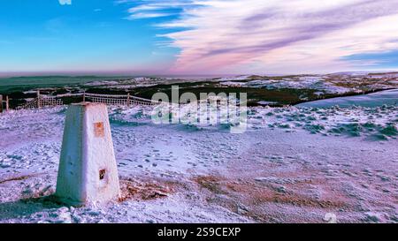 Moel Famau sulla neve presenta recinzioni ghiacciate, erba ghiacciata e cieli azzurri. Un meraviglioso paese delle meraviglie invernali in Galles, perfetto per escursionisti e fotografi Foto Stock