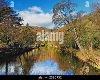 Regno Unito, Derbyshire, Peak District, Matlock Bath, Vista da Footbridge sul fiume Derwent. Foto Stock