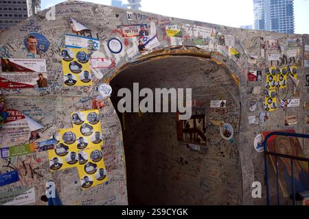 Installazioni artistiche in Piazza degli ostaggi a Tel Aviv, Israele (sensibilizzazione sulla piaga degli ostaggi israeliani rapiti il 7 ottobre 2023) Foto Stock