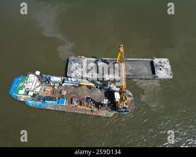 Attività di dragaggio nei pressi di Afsluitdijk, Paesi Bassi. L'Afsluitdijk, una famosa diga nel nord dell'Olanda, separa il lago Ijssel dal Foto Stock