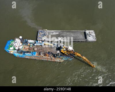 Attività di dragaggio nei pressi di Afsluitdijk, Paesi Bassi. L'Afsluitdijk, una famosa diga nel nord dell'Olanda, separa il lago Ijssel dal Foto Stock