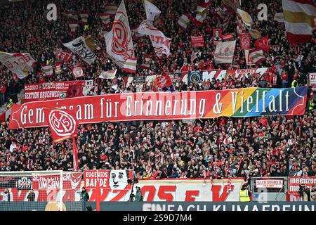 Fussball 1. Bundesliga 19. Spieltag 1. FSV Mainz 05 - VfB Stuttgart AM 25.01.2025 nella der Mewa Arena di Mainz Spruchbanner - Gemeinsam fuer Erinnerung und Vielfalt le normative DFL vietano qualsiasi uso di fotografie come sequenze di immagini e/o quasi-video. Foto: Revierfoto Foto Stock