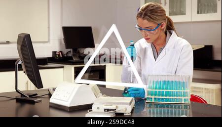 Scienziato che lavora con provette di prova, immagine geometrica del triangolo sulla scena del laboratorio Foto Stock
