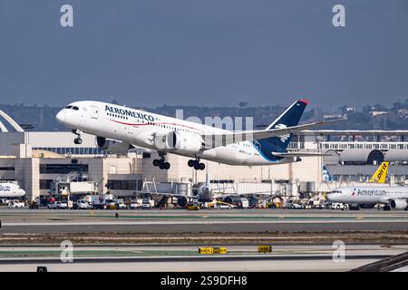 Aeroporto internazionale di Los Angeles Aeroporto 1-18-2025 Inglewood, CA USA Aeromexico Boeing 787-8 N965AM partenza da 25R presso l'aeroporto internazionale di Los Angeles Foto Stock