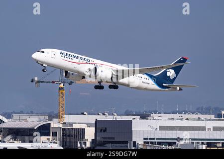 Aeroporto internazionale di Los Angeles Aeroporto 1-18-2025 Inglewood, CA USA Aeromexico Boeing 787-8 N965AM partenza da 25R presso l'aeroporto internazionale di Los Angeles Foto Stock