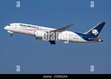 Aeroporto internazionale di Los Angeles Aeroporto 1-18-2025 Inglewood, CA USA Aeromexico Boeing 787-8 N965AM partenza da 25R presso l'aeroporto internazionale di Los Angeles Foto Stock