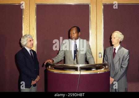 Los Angeles, CALIFORNIA, Stati Uniti, 1987. Il sindaco Tom Bradley ha parlato al Bradley International Terminal dell'aeroporto di Los Angeles durante la cerimonia di inaugurazione del busto dell'artista S. Sarkis (a sinistra). Foto Stock