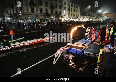 Milano, la storica nuotata notturna del Cimento Invernale organizzata da Canottieri San Cristoforo nelle acque ghiacciate del Naviglio grande a mezzanotte 130 anni dopo la prima edizione e dopo una pausa di 4 anni dovuta a Covid. Nella foto: Un momento di immersione nel canale Foto Stock