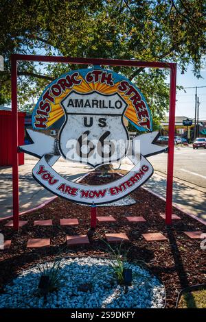 Amarillo, Texas USA - 31 agosto 2024: Segnaletica per Historic 6th Street lungo la storica Route 66. Foto Stock
