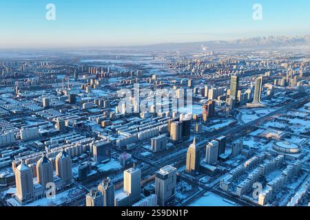 YINCHUAN, CINA - 26 GENNAIO 2025 - Vista della città dopo la neve a Yinchuan, provincia di Ningxia, Cina, 26 gennaio 2025. Foto Stock