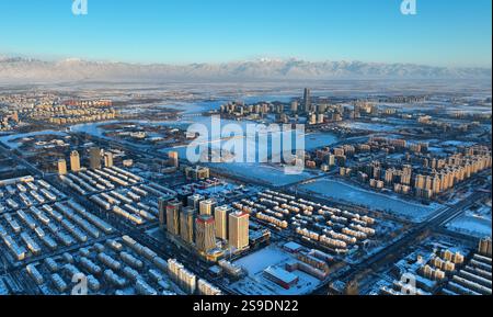 YINCHUAN, CINA - 26 GENNAIO 2025 - Vista della città dopo la neve a Yinchuan, provincia di Ningxia, Cina, 26 gennaio 2025. Foto Stock