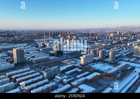 YINCHUAN, CINA - 26 GENNAIO 2025 - Vista della città dopo la neve a Yinchuan, provincia di Ningxia, Cina, 26 gennaio 2025. Foto Stock