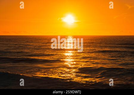 Vista panoramica dell'Oceano Atlantico contro il cielo durante il tramonto Gold Orange Foto Stock