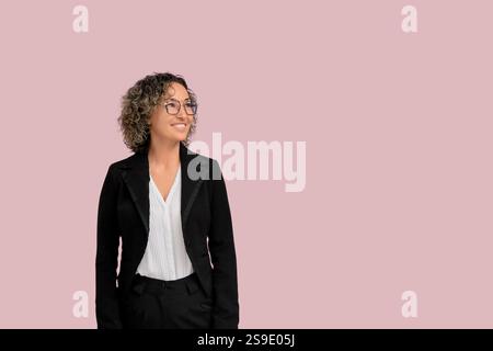 Donna d'affari matura con occhiali da vista su sfondo rosa Foto Stock