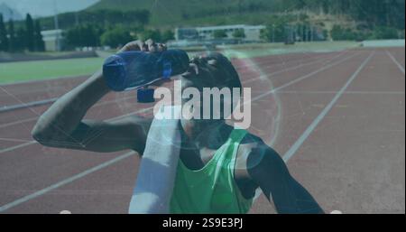 Acqua potabile e riposo, atleta in pista con l'immagine delle connessioni di rete Foto Stock