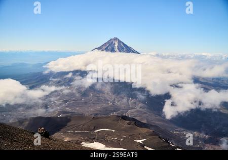 Vulcano Koryaksky. Il maestoso e stupefacente vulcano si trova sotto un chiaro e brillante cielo blu Foto Stock