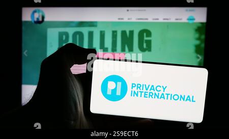 24 ottobre 2024, Germania: In questa foto, una persona ha in mano un telefono cellulare con il logo dell'associazione benefica di Britih Privacy International (PI) sullo schermo davanti alla pagina Web. (Immagine di credito: © Timon Schneider/SOPA Images via ZUMA Press Wire) SOLO PER USO EDITORIALE! Non per USO commerciale! Foto Stock